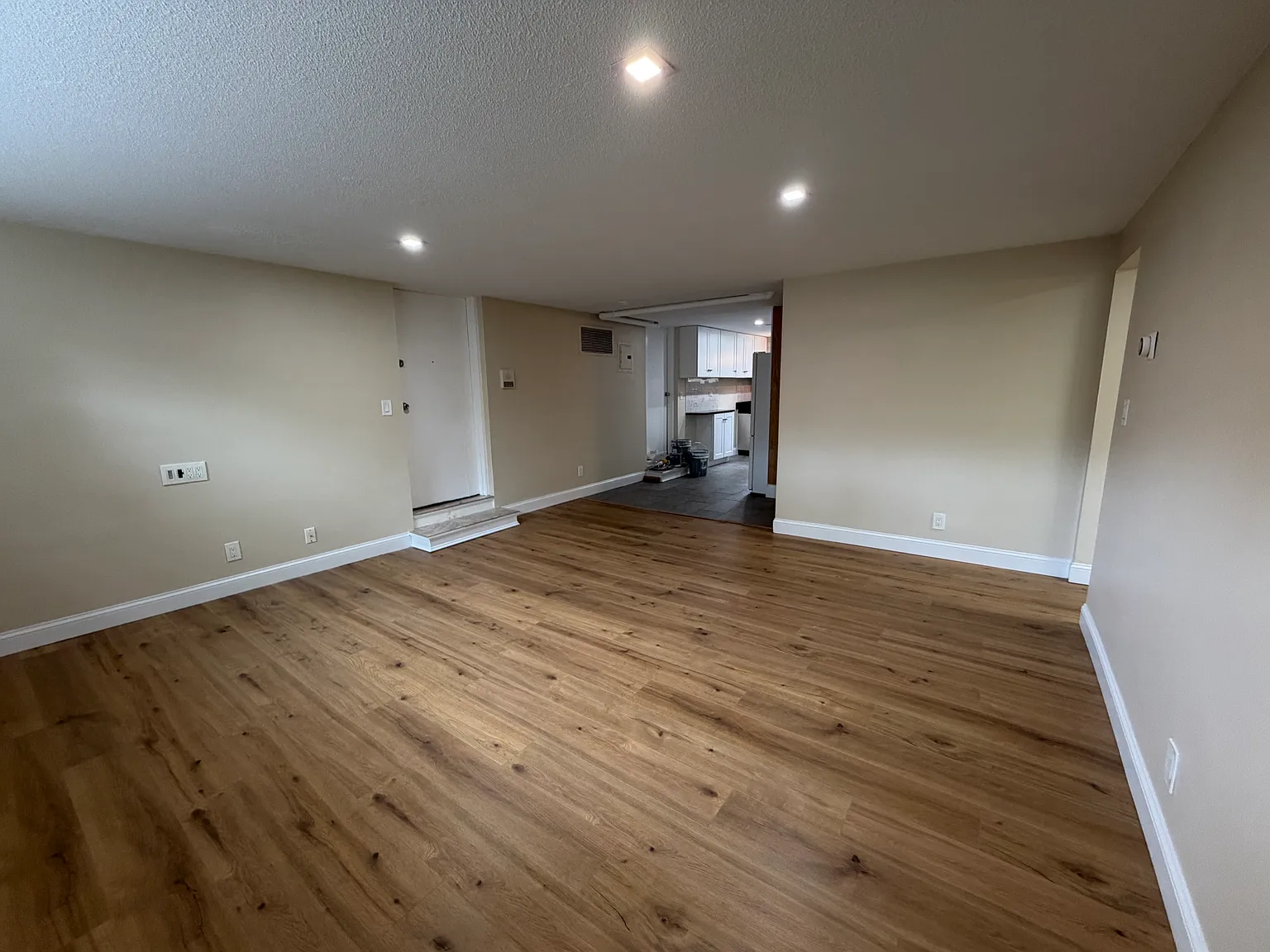 3 bed, 1060 sqft, $3,100 — Photo 2