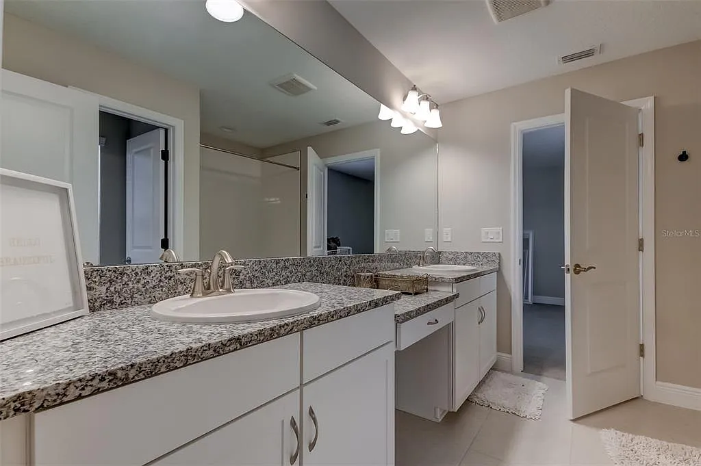 5 bed, 4.0 bath, 3601 sqft, $4,200 — Photo 3