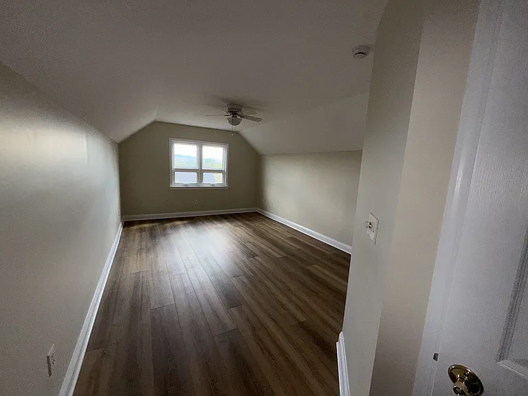 Upstairs primary bedroom