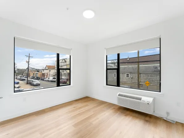 175 West 7th Street image 12 of 33