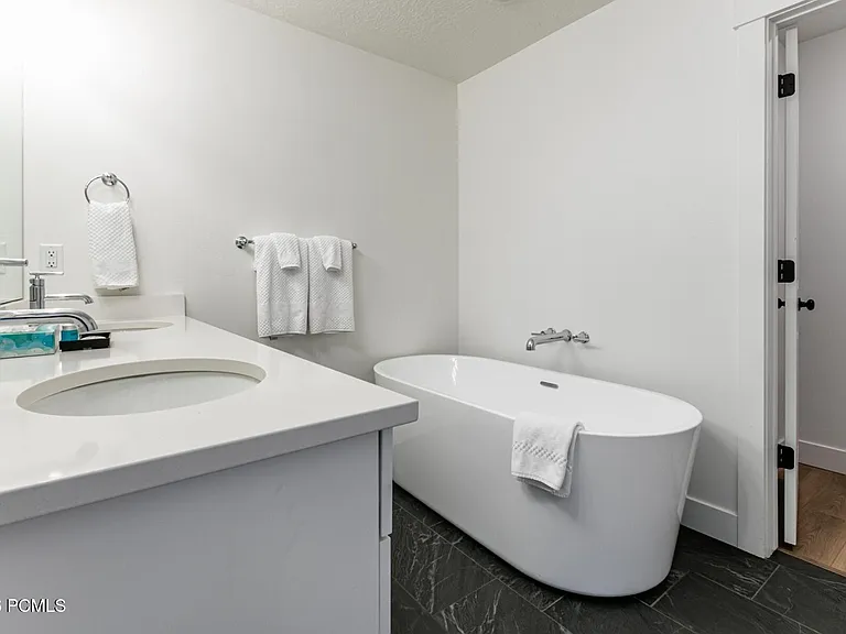 6885 Woods Rose Dr — Photo 17