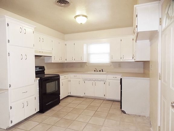 Kitchen - Roomy and Neat.