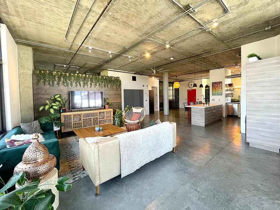 835 Locust Ave #326