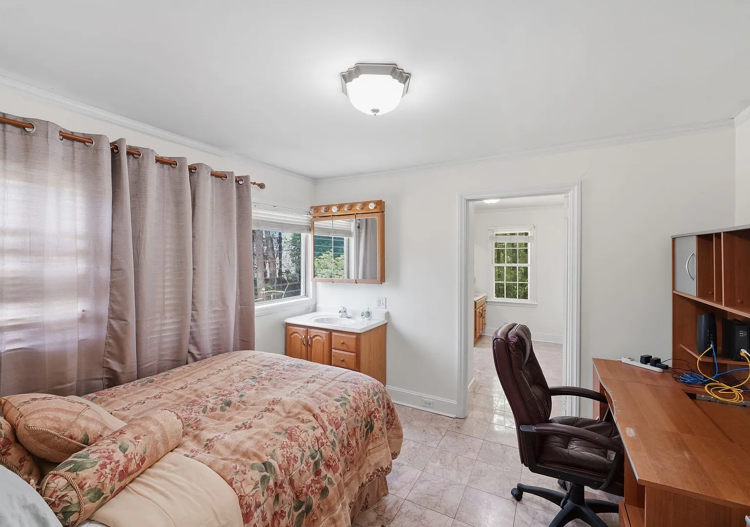 Fully Furnished 3BR Retreat Near Uptown All Utilities Included! — Photo 2