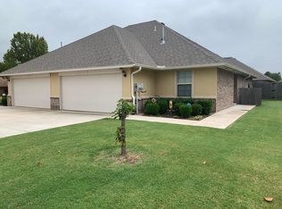 11202 Coachmans Rd, Yukon, OK 73099