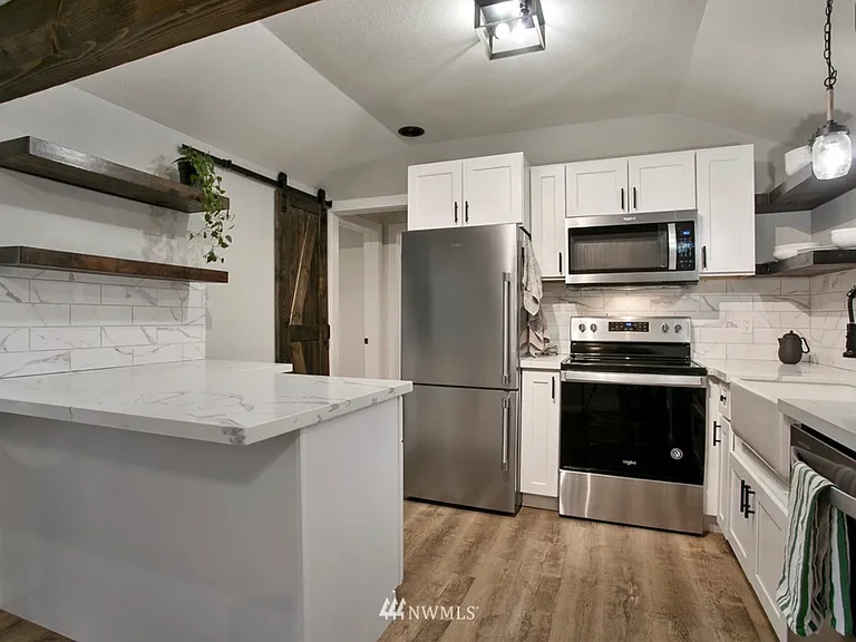 2809 Alderwood Ave — Photo 3