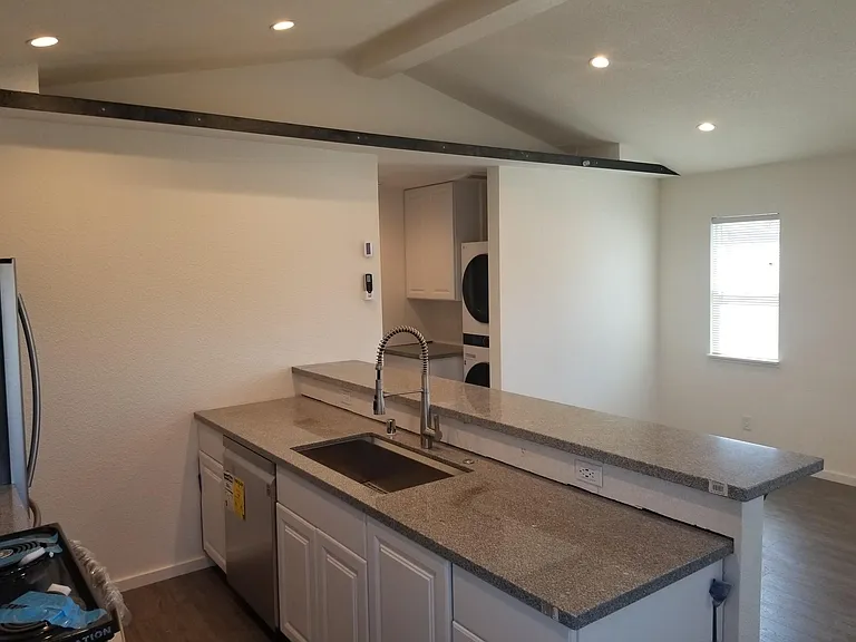 406 S Laurel St — Photo 3