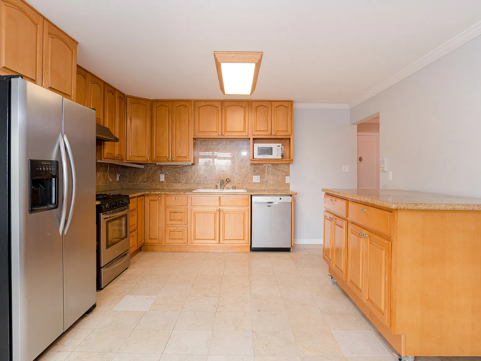 4 bed, 1800 sqft, $6,495 — Photo 2