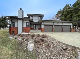 517 Portage Dr, Bismarck, ND 58503