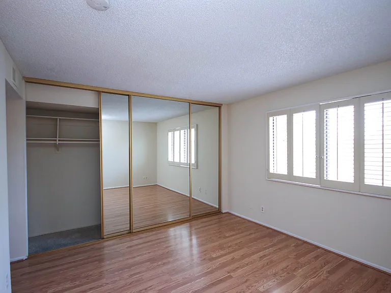 542 N Orange Grove Blvd — Photo 20