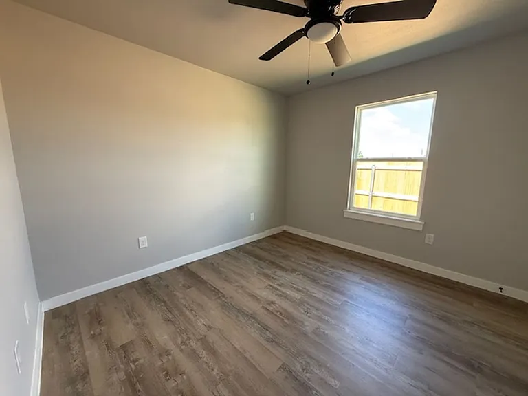 934 Minda St — Photo 11