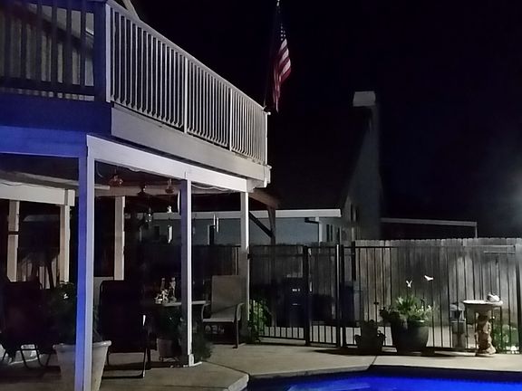 MB Balcony stairs to pool