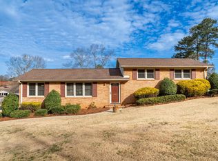 220 Fairhill Dr, Wellford, SC 29385