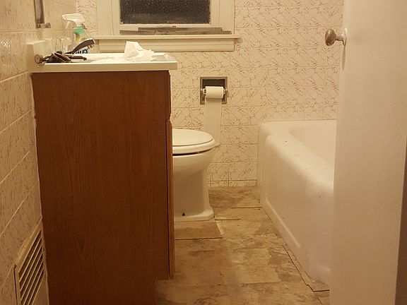 5th image of 611 Yeoman St #House