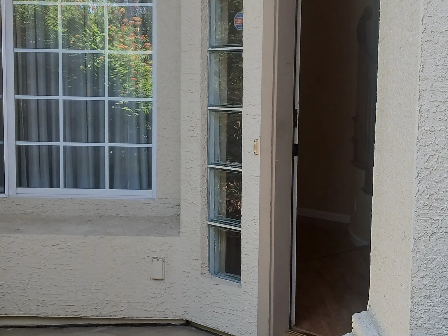 4 bed, 2400 sqft, $4,350 — Photo 3