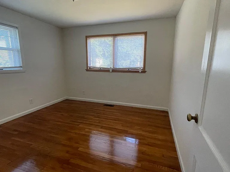 4715 Killam Ave — Photo 7