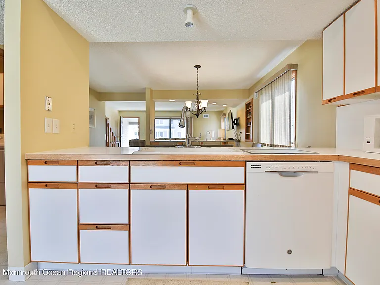 21 Brown Ave — Photo 23