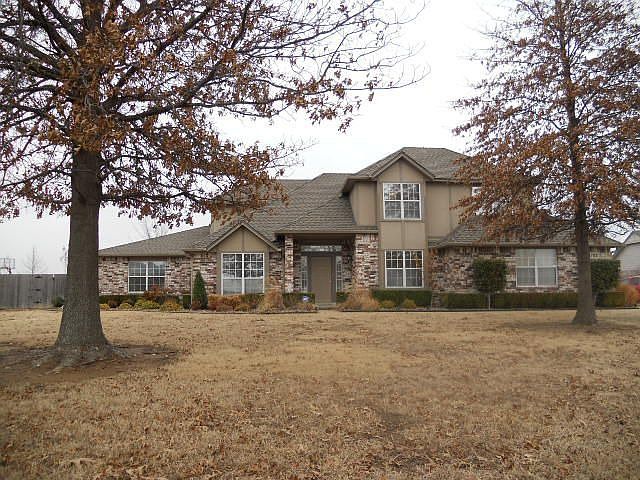 1st image of 1702 NE Oakridge Dr