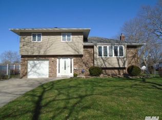 19 Windward Ln, Commack, NY 11725