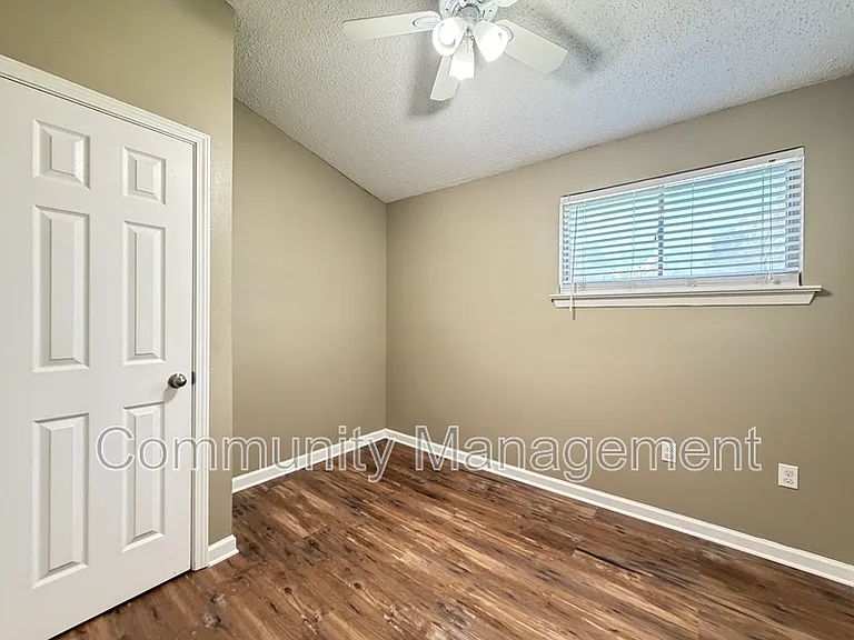 1442 Clinton Dr — Photo 10