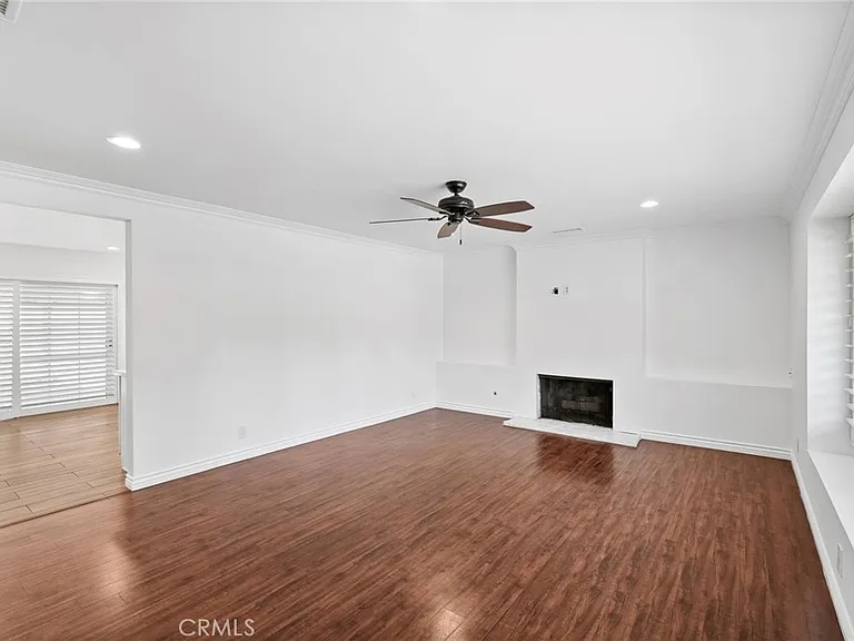 10811 Des Moines Ave — Photo 8