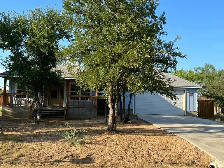 111 E Hickory Dr — Photo 3