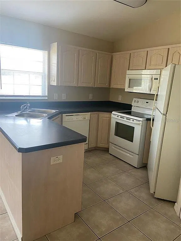 3 bed, 2.0 bath, 1501 sqft, $1,900 — Photo 2