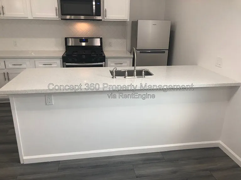 110 E Scott St — Photo 4