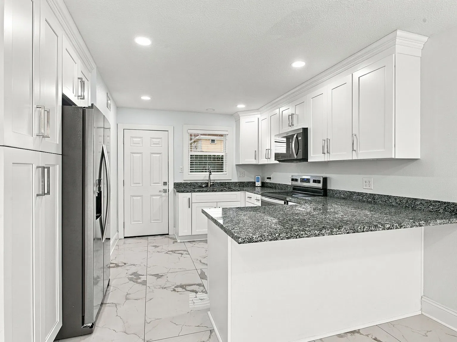 731 Kirby Ln — Photo 1