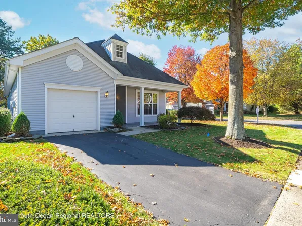26 Spring Valley Dr, Lakewood, NJ 08701