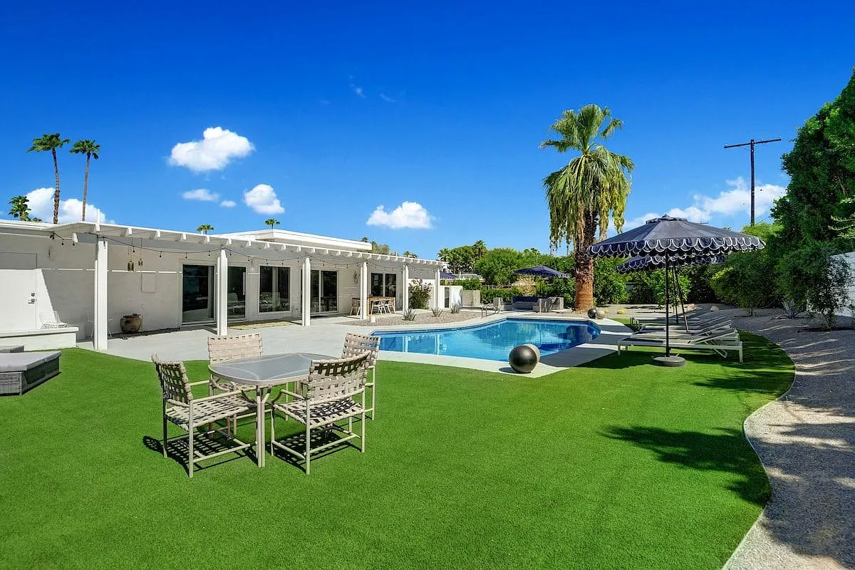 stunning backyard oasis - 73575 Juniper St