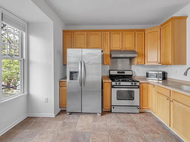 451 Albany Ct — Photo 4