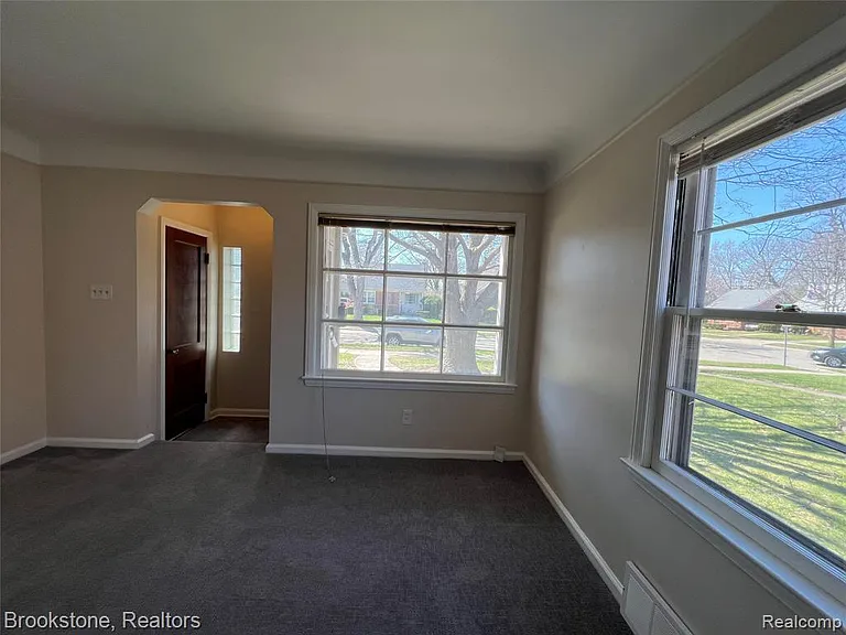 23280 Forest St — Photo 9