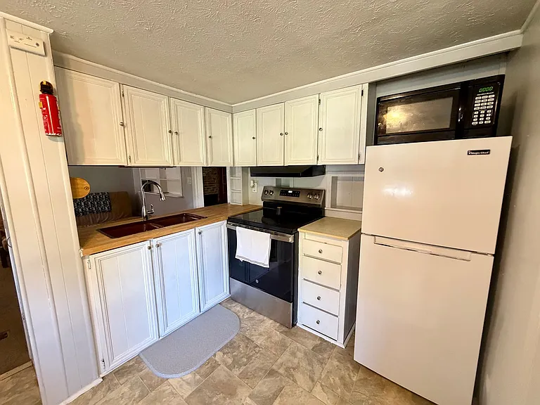 12 Martin Ln — Photo 6