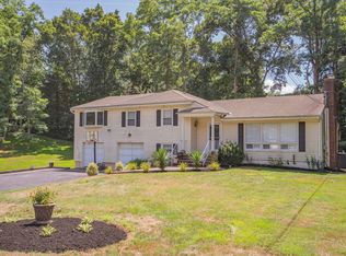 28 Kendrick Ln, Dix Hills, NY 11746