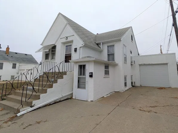204 1st St NE, Mandan, ND 58554