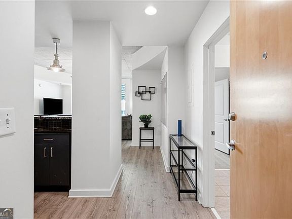 2nd image of 250 Pharr Rd #1005