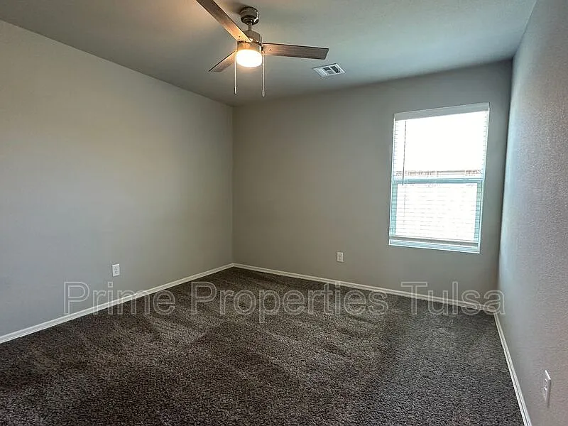4 bed, 3.0 bath, 1926 sqft, $2,350 — Photo 4