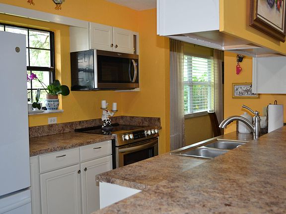 5th image of 976 Sand Crest Dr