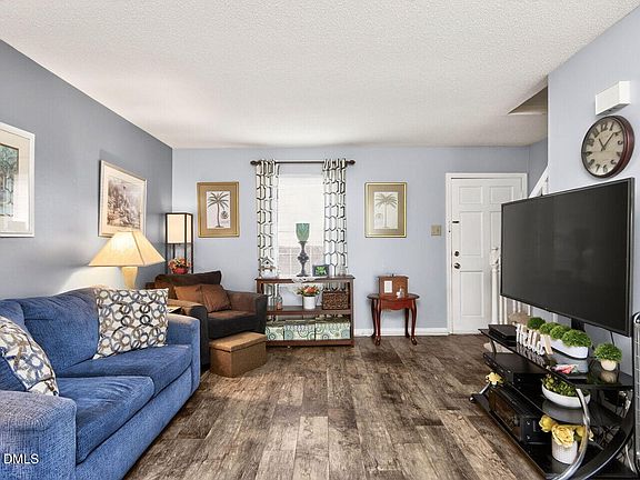 4th image of 1042 Nottingham Ct