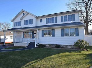 33 Perry St, Lindenhurst, NY 11757