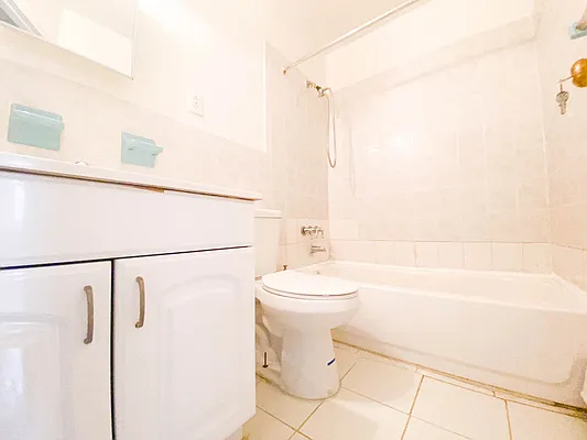 Rented by RealTegrity NY LLC | media 28