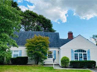 18 11th St, Carle Place, NY 11514