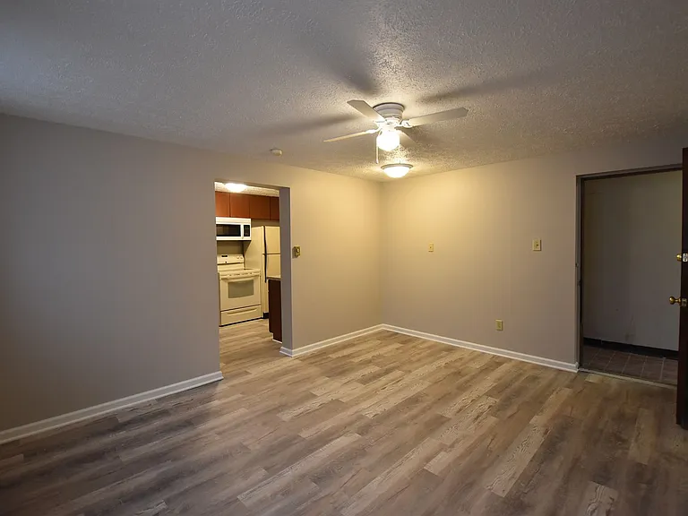 212 W East St — Photo 4