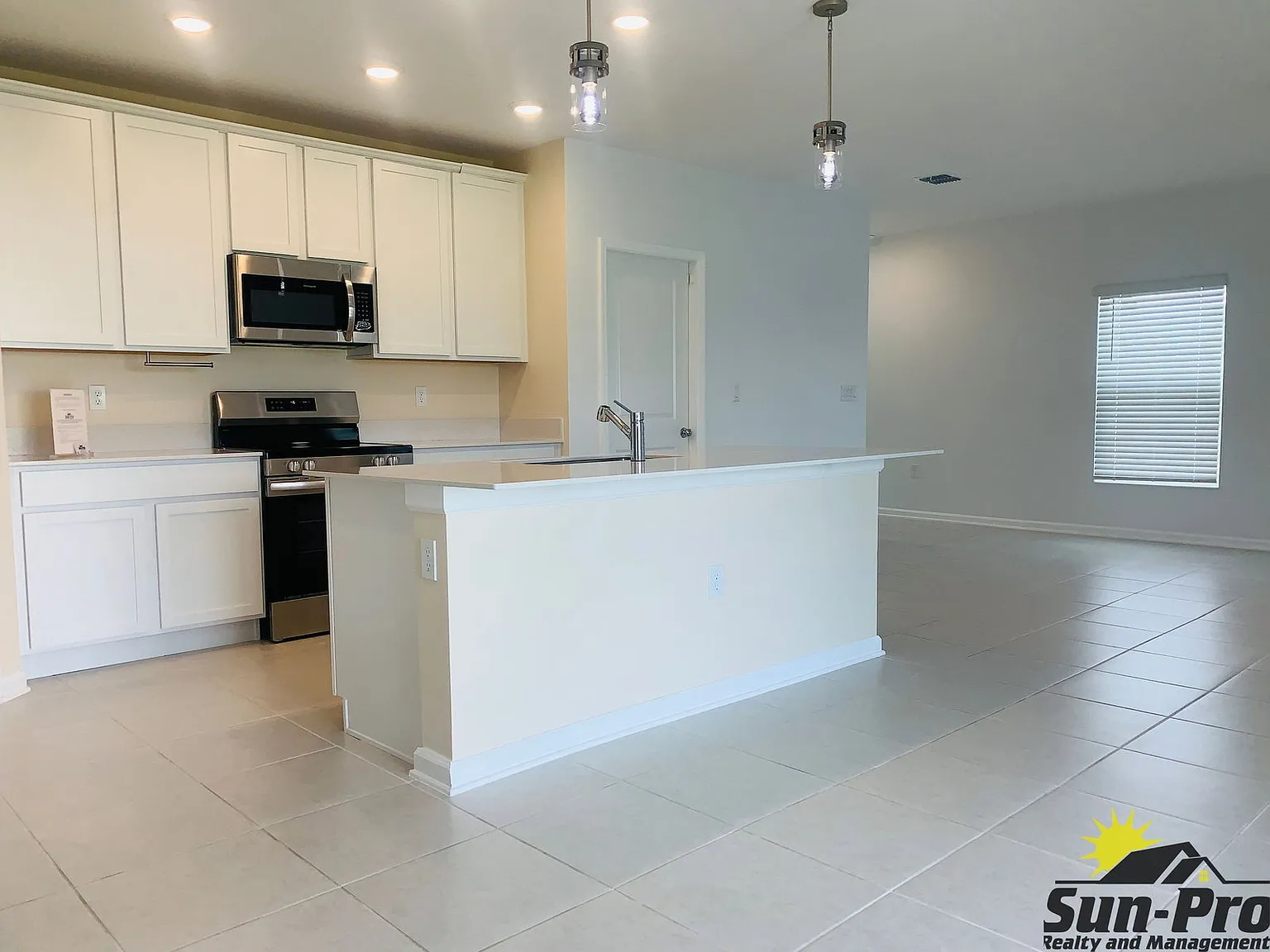 4 bed, 2.0 bath, 1879 sqft, $2,550 — Photo 4