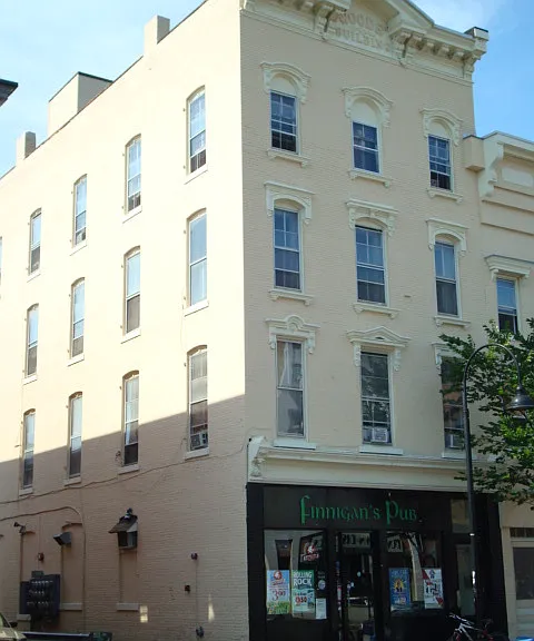 203 College St — Photo 9