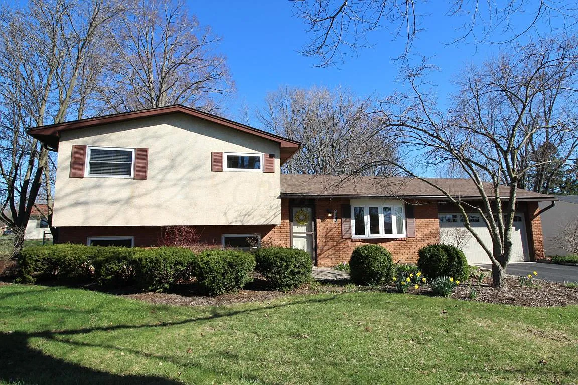1058 Larkstone Dr photo 1