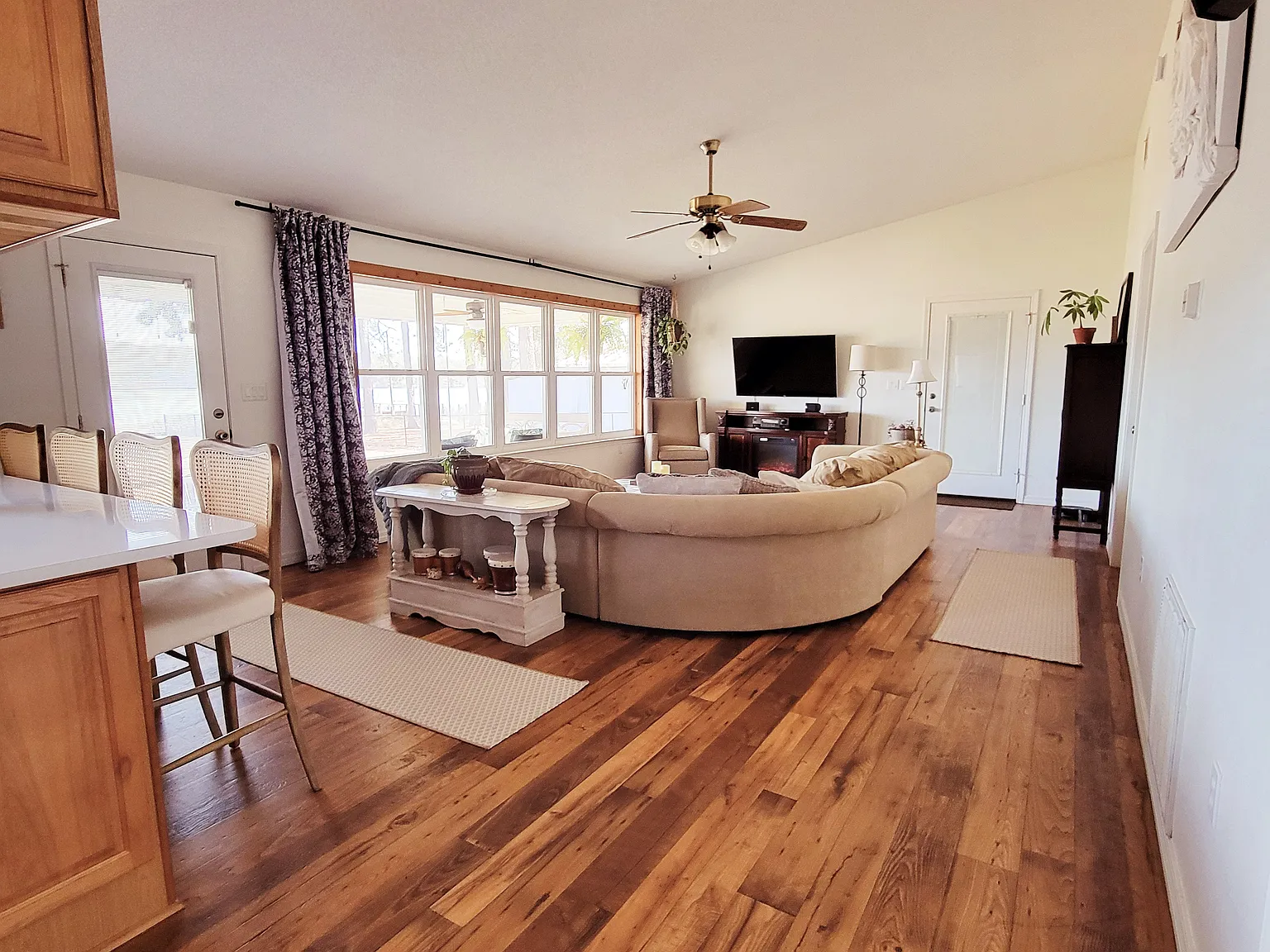 2 bed, 1080 sqft, $2,000 — Photo 3