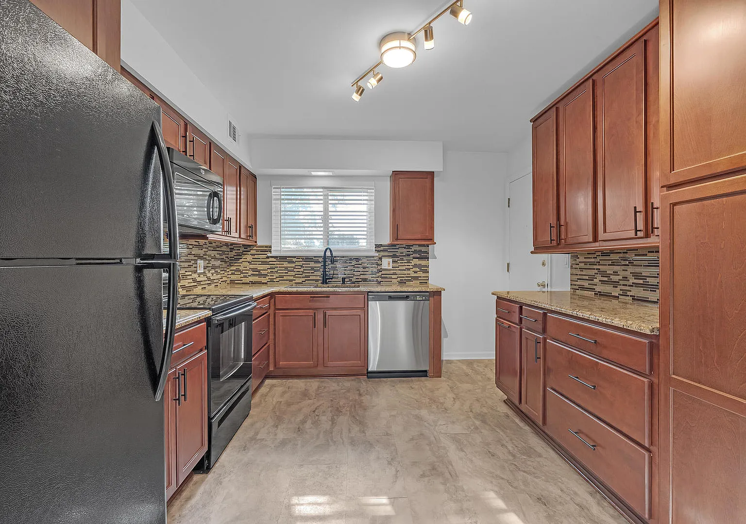 2 bed, 900 sqft, $2,150 — Photo 3