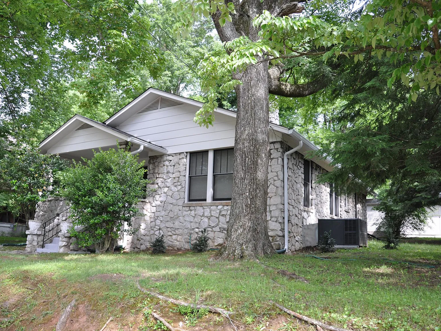 3 bed, 1.5 bath, 1366 sqft, $2,100 — Photo 2